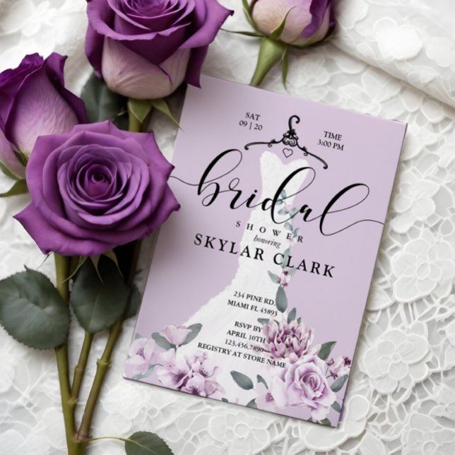 Lavender Blommigt White Bröllop Dress Möhippa Inbjudningar (Lavender Florals White Wedding Dress Bridal Shower Invitation)