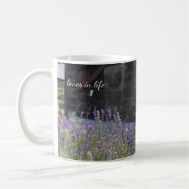 Lavender-blommor och gammal Wood Shed Kaffemugg