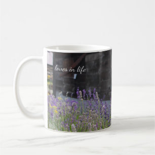 Lavender-blommor och gammal Wood Shed Kaffemugg