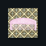Lavender Comb på Chocolate Background Canvastryck<br><div class="desc">En vacker lavandekomb sitter på chokladbakgrunden i den här utskriften av Megan Meagher. Blommigtens utformning skymmer ut bakifrån,  som också har en underbar blomma på sig. En underbar gåva till mode eller älskare av lila!</div>
