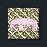 Lavender Comb på Chocolate Background Canvastryck<br><div class="desc">En vacker lavandekomb sitter på chokladbakgrunden i den här utskriften av Megan Meagher. Blommigtens utformning skymmer ut bakifrån,  som också har en underbar blomma på sig. En underbar gåva till mode eller älskare av lila!</div>