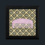 Lavender Comb på Chocolate Background Smyckeskrin<br><div class="desc">En vacker lavandekomb sitter på chokladbakgrunden i den här utskriften av Megan Meagher. Blommigtens utformning skymmer ut bakifrån,  som också har en underbar blomma på sig. En underbar gåva till mode eller älskare av lila!</div>