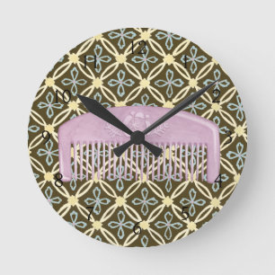 Lavender Comb på Choklad-bakgrund Rund Klocka