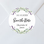 Lavender eucalyptus bröllop spara datum runt klistermärke<br><div class="desc">En snyggt vit bakgrund som dekoreras med lavender-blommor och eukalyptus greenery. Anpassa och lägg till datum för namn och bröllop.</div>