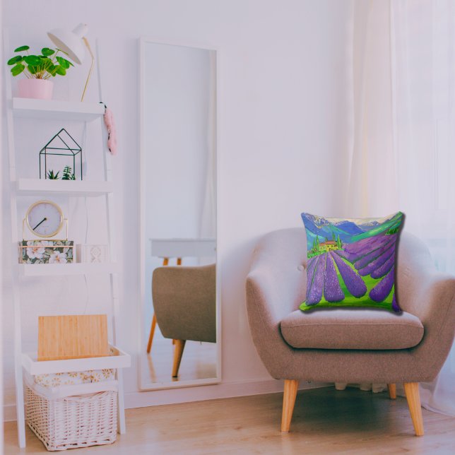Lavender fält framför bergen kudde (Skapare uppladdad)