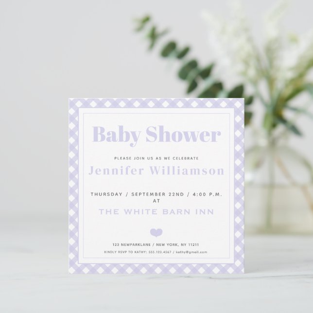 Lavender Gingham Mönster Baby Shower-inbjudan Inbjudningar (Stående Fram)