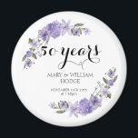 Lavender lila blommigtar 50:e bröllop-årsdagen magnet<br><div class="desc">Fira en kärlek som har stått sig med tidspressen med vår " Lavender lila blommigts 50:e bröllop-årsdag " design. Perfekt för att hedra en gyllene milstolpe fångar denna elegant och biet av hjärtat det centrala i en 50-årig resa fylld med kärlek, skratt och omhuldade minnen. Det är ett vackert sätt...</div>