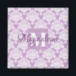 Lavender Lila Damask Monogram med Namn Magnet<br><div class="desc">Den här söt magneten har ett vitt dämpningsmönster över lavender- eller ljusbakgrund för lilan. Utformningen är personlig med ett första monogram brev och ett anpassade namn. Den här söt feminina mönster gör den till en underbar gåva till vilken kvinna eller flicka som helst.</div>