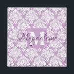Lavender Lila Damask Monogram med Namn Magnet<br><div class="desc">Den här söt magneten har ett vitt dämpningsmönster över lavender- eller ljusbakgrund för lilan. Utformningen är personlig med ett första monogram brev och ett anpassade namn. Den här söt feminina mönster gör den till en underbar gåva till vilken kvinna eller flicka som helst.</div>