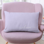 Lavender Lila Girly Script Monogram Namn Modern Lumbarkudde<br><div class="desc">Lavender Lila Monogram,  lägg till din egen Namn Lumbar Pillow. Det gör perfekten söt 16-årsjubileum,  bröllop,  möhippa,  årsdag,  babydusch eller bachelorette-fest för någon som glam lyxen och chic stilar i kärlek.</div>