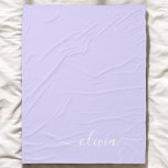 Lavender Lila Modern Script Girly Monogram Namn Fleecefilt<br><div class="desc">Lavender Lila Simple Script Monogram Namn och Initial Fleece Blanket. Det gör perfekten söt 16-årsjubileum,  bröllop,  möhippa,  årsdag,  babydusch eller bachelorette-fest för någon som glam lyxen och chic stilar i kärlek.</div>