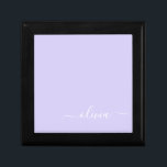 Lavender Lila Modern Script Girly Monogram Namn Minnesask<br><div class="desc">Lavender Lila Simple script Monogram Namn Jewelry Keepsakbox. Det gör perfekt studenten,  födelsedag,  bröllop,  möhippa,  årsdag,  babydusch eller bachelorette-fest till någon som glam lyx och chic stilar.</div>