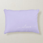 Lavender Lila Modern Script Girly Monogram Namn Prydnadskudde<br><div class="desc">Lavender Lila Script Monogram Namn och Initial Pillow. Kudden gör perfekten söt 16 födelsedag,  bröllop,  möhippa,  babydusch eller bachelorette-gåva till någon som dekorerar hennes rum i ro guld.</div>