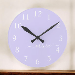 Lavender Lila Modern Script Girly Monogram Namn Rund Klocka