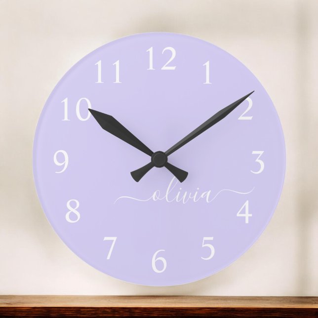 Lavender Lila Modern Script Girly Monogram Namn Rund Klocka (Skapare uppladdad)