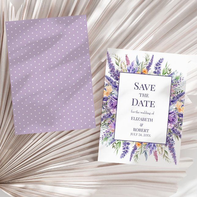 Lavender Lilac Watercolor Wildblomma Spara datumet Inbjudningar (Lavender Lilac Watercolor Wildflower Save The Date Invitation on a sunny neutral dry palm leaf.)