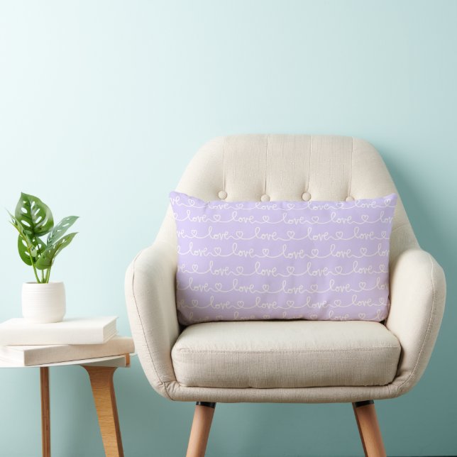 LAVENDER MED VITT TEXT LOVE & HEARTS LUMBARKUDDE (Stol)