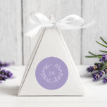 Lavender Monogram Bröllop Runt Klistermärke<br><div class="desc">Sälj dina inbjudningar och uttrycka tacksamhet med våra Lavender Monogram Wedding Stickers. Perfekt för kuvertförseglingar eller favoritetiketter,  dessa klistermärken har monogrammet och den klassiska elegansen och tillför en sista sofistikerad ton till ditt bröllop-kontorsmaterial.</div>