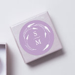 Lavender Monogram Wedding Stickers Runt Klistermärke<br><div class="desc">Ett modernt, men elegant, lila monogram bröllop-dekal har en unik lavender-linjekonst. Använda fält om du vill anpassa bruden och rummets initialer. Anpassa temat färg till kostym till bröllop. Perfekt för bröllopsfavörer och kuvertförseglingar. Om du vill se fler minimalistiska klistermärken som den här besöker du www.zazzle.com/dotellabelle Konst och design av Victoria...</div>