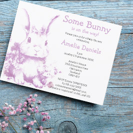 Lavender Nån Bunny kommer med babyskor Inbjudningar