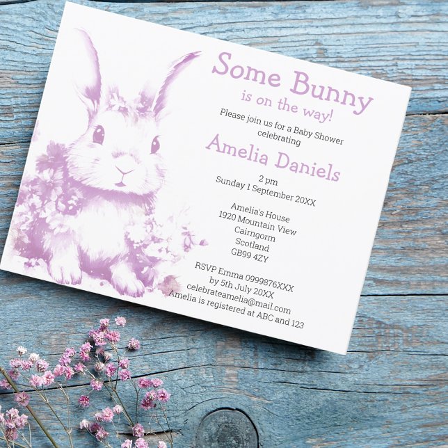 Lavender Nån Bunny kommer med babyskor Inbjudningar (Some bunny is coming! supper cute baby shower invites 🐇💕🐇)