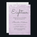 Lavender och vit 18:e Födelsedagsfesten Inbjudningar<br><div class="desc">Lavender och White Löv Konfetti artonde inbjudan. Den här inbjudan är perfekt för en Lila Lavender och Silver Foil Theter Girl's sväng 18 (arton) Födelsedagsfest. Kontakta designern om du vill ha matchande artiklar.</div>