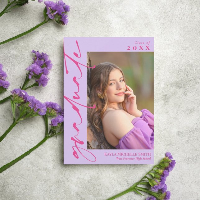 Lavender Shock rosa Calligraphy Photo Studenten Inbjudningar (Skapare uppladdad)