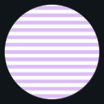 Lavender Stripe Runt Klistermärke<br><div class="desc">Pastel lila och vitt rand</div>