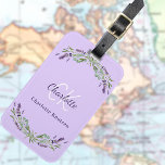 Lavender violet blommigts monogram namn elegant bagagebricka<br><div class="desc">Violet bakgrund,  dekorerat med lavender-blommigtar och eukalyptus greenery. Anpassa och lägga till namn och monogram initialer. Namn är skrivet med ett modernt handskript i stil.</div>