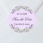 Lavender violet bröllop spara datum runt klistermärke<br><div class="desc">En violett bakgrund som dekoreras med lavender-blommor och eukalyptus greenery. Anpassa och lägg till datum för namn och bröllop.</div>