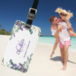 Lavender violettblommor monogram namn bagagebricka<br><div class="desc">En vit bakgrund,  dekorerad med lavender-blommigtar och eukalyptus greenery. Anpassa och lägga till namn och monogram initialer. Namn är skrivet med ett modernt handskript i stil.</div>