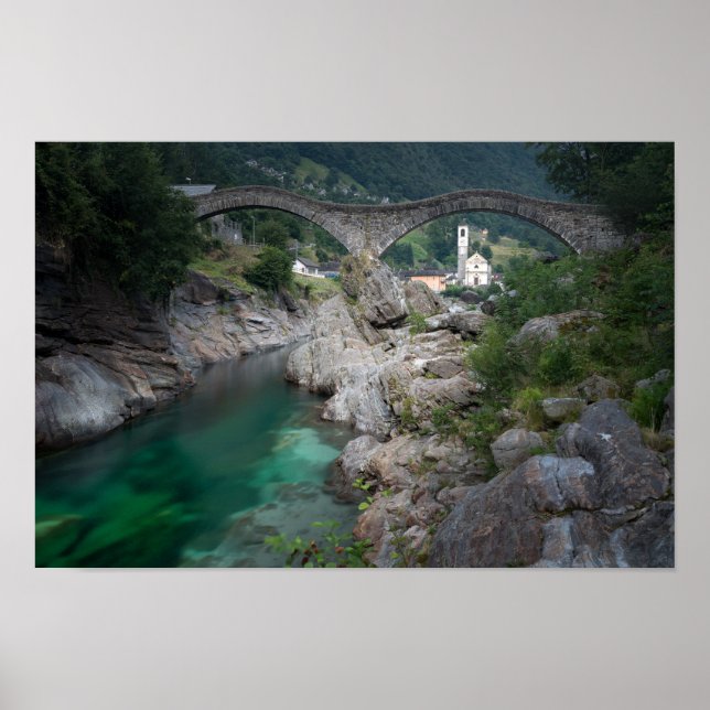 Lavertezzo-bron i Valle Verzasca, Schweiz Poster (Framsidan)