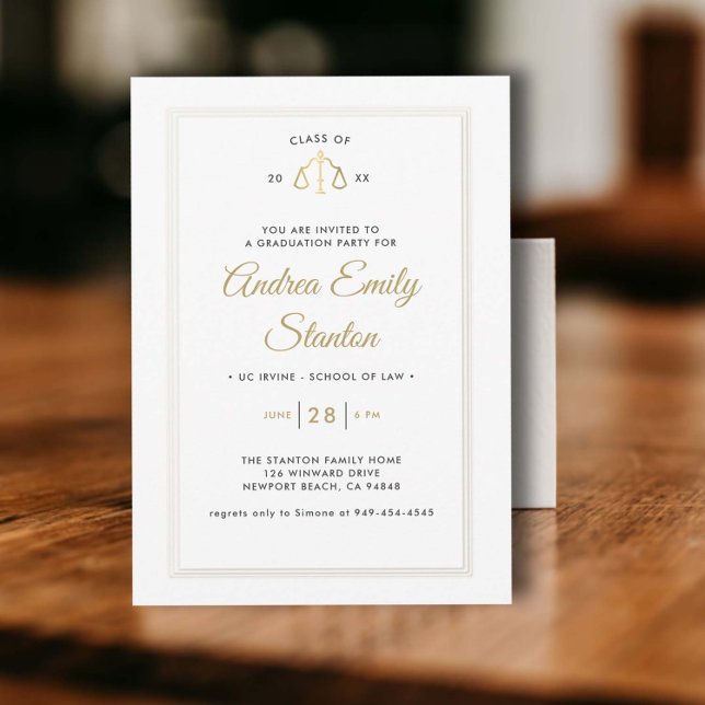 Law School Studenten Scales of Justice Faux Guld Inbjudningar (law school graduation party invitation gold scales of justice black white embossed frame elegant)