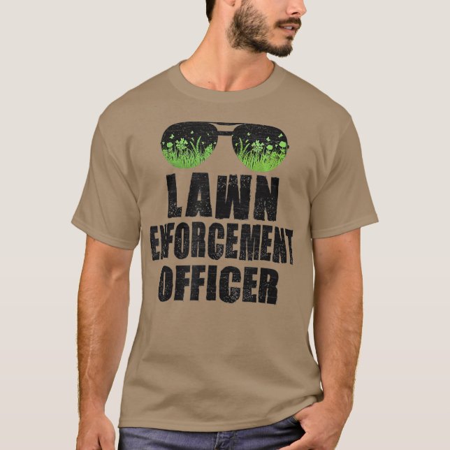 LAWN ENFORCEMENT OFFICER Landscaper Gardener Dad T Shirt (Framsida)