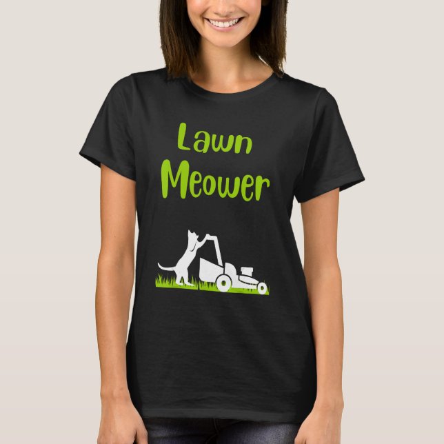 Lawn mowing standing cat cutting grass meowing pun t shirt (Framsida)