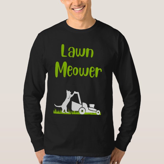 Lawn mowing standing cat cutting grass meowing pun t shirt (Framsida)