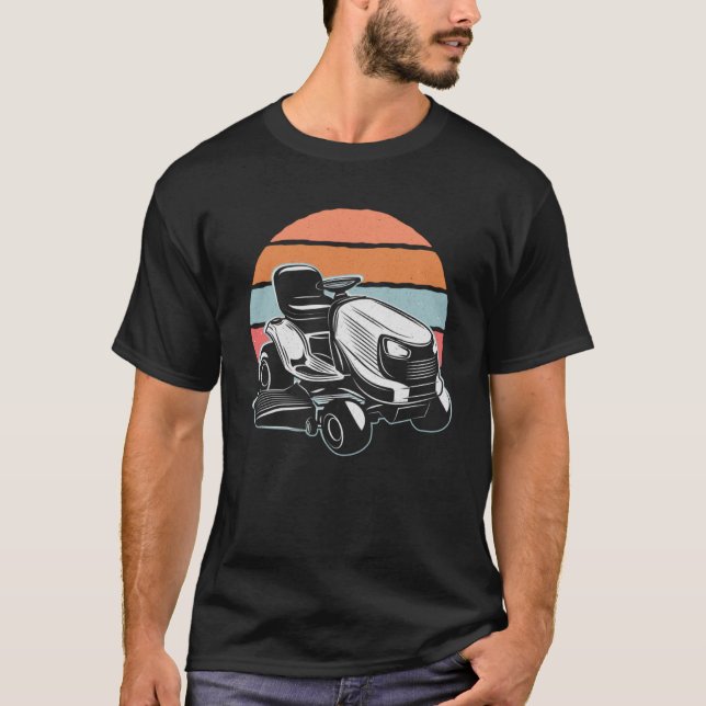 Lawnmower Gräsmatta Tractor Gardener Garden Retro  T Shirt (Framsida)