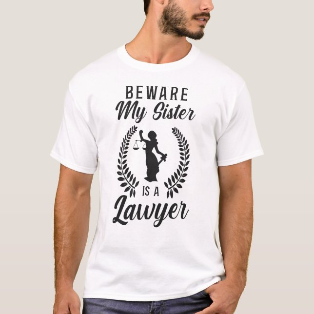 Lawyer Law Student Beware Min syster är advokat. T Shirt (Framsida)