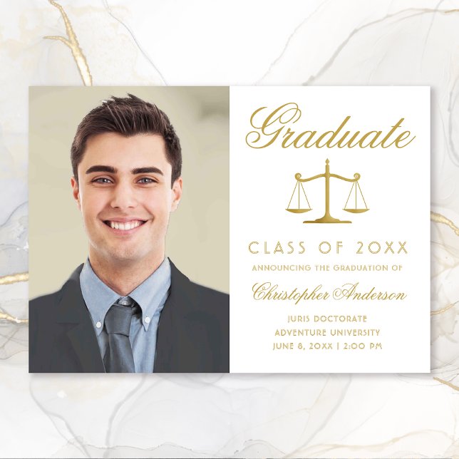 Lawyer White Guld Script Photo Studenten Meddelande (White nd Gold Scales of Justice Photo Graduation Announcement for Lawyers)