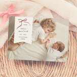 Lazo Navideño | Feliz Navidad Tarjeta con Foto Julkort<br><div class="desc">Celebre esta temporada con nuestra tarjeta de navidad personalizada. Este Disño minimalista y moderno muestra su foto favorita como fondo, con un delicado recuadro blanco en forma de etiqueta en la esquina superior izquierda. Un lazo rojo dibujado a mano envuelve elegantemente el año en su insida, ’Feliz Navidad’, se encuentra...</div>