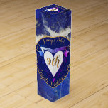 Lazuli Färg Presentask För Vinflaska<br><div class="desc">Är inte den här roligten? En vin-box hedrar deras kärlek på deras nionde bröllop-årsdag! Jag har designat dem med "djärvhet" i åtanke,  och lapis lazuli tillsammans med din medalontext och mina finare hjärtan ger dig en regal och passande design för din speciella dag!</div>
