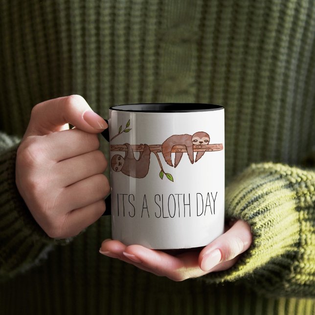 Lazy Baby Sloths på Treegren Mugg (It's a Sloth Day Mug)