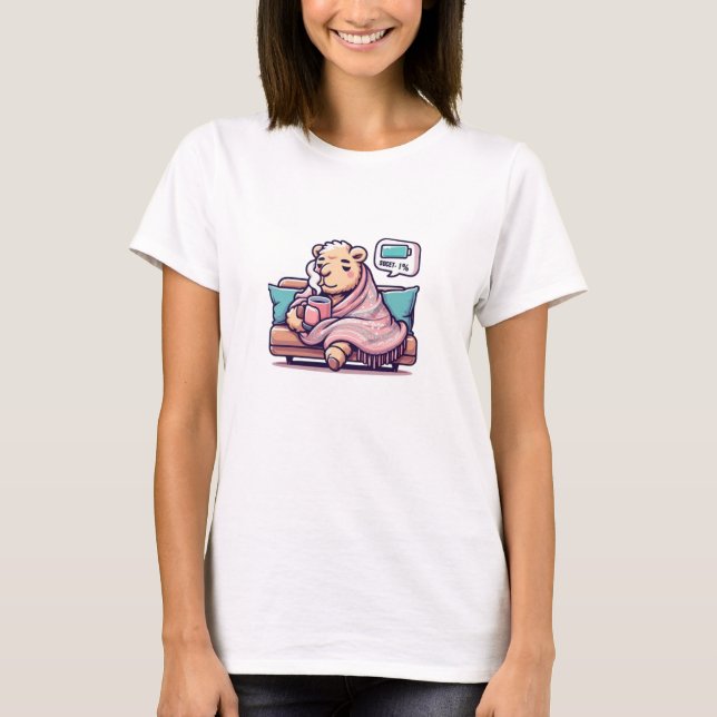 Lazy Camel - Cute Tired Animal med kaffe | Mysigt T Shirt (Framsida)