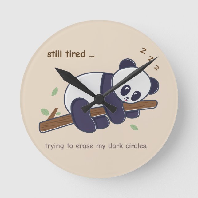 Lazy Panda Citat – Fortfarande Trött & Mörka Ringa Rund Klocka (Framsida)
