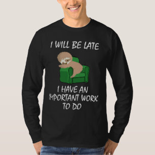 Lazy Sloth Sleeping in a Recliner Viktigt arbete T Shirt
