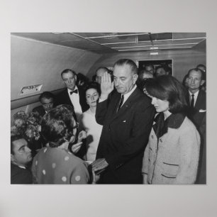 LBJ som avlägger eden på Air Force One Poster