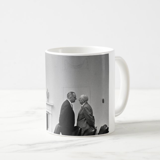 LBJ som ger behandlingen Kaffemugg (Framsida höger)