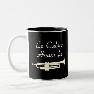 LE CALME AVANT LA TROMPETTE - Jeux de mots Två-Tonad Mugg