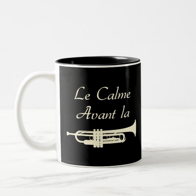 LE CALME AVANT LA TROMPETTE - Jeux de mots Två-Tonad Mugg (Vänster)