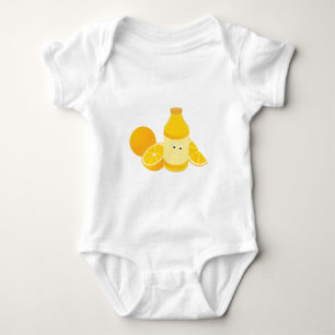 Le flaskan av orange fruktsaft med orangar t-shirt